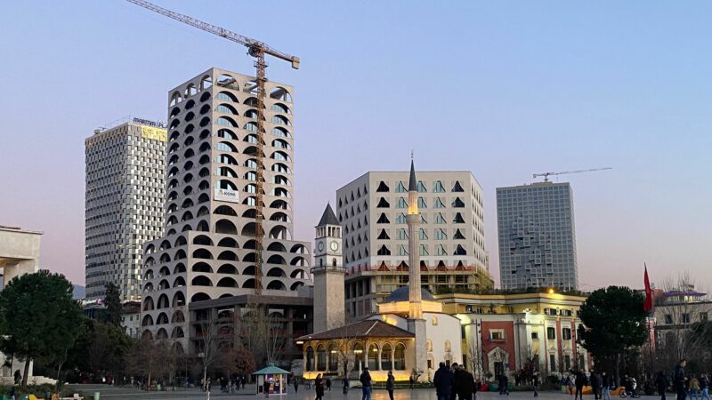 L’architecture de Tirana, symbole d’un pays victime de son envie de grandeur